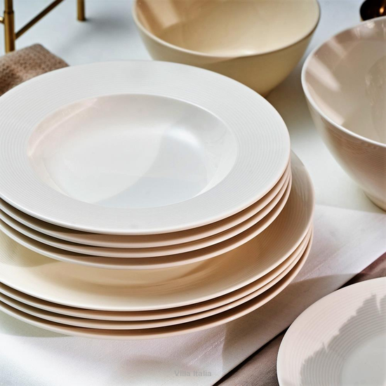 Biały zestaw talerzy ceramicznych do serwowania dań
