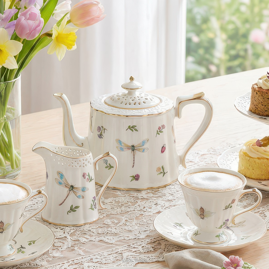 Elegancki serwis kawowy z ażurowej porcelany