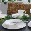 nowoczesna zastawa porcelanowa - talerze obiadowe i filiżanki na stole