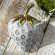 Figurka ceramiczna szara truskawka 8 cm FRESA gold 2