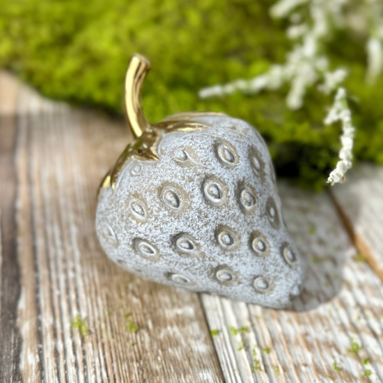 Figurka ceramiczna szara truskawka 8 cm FRESA gold