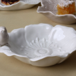 Talerz porcelanowy kwiat  z ptaszkiem ecru 16x14 cmFIKARIA 1
