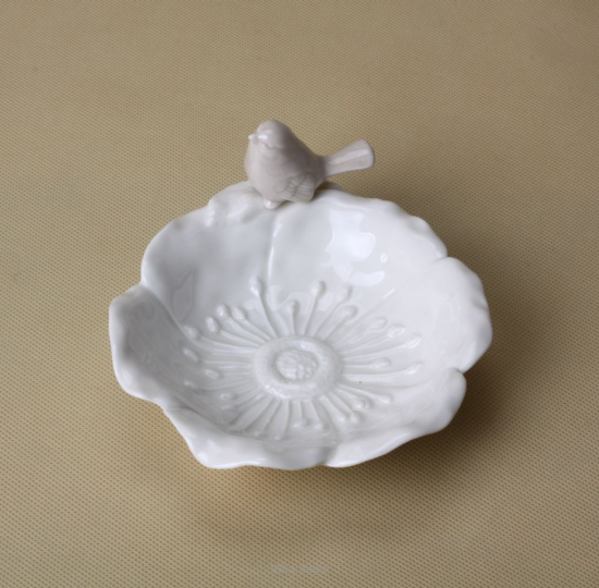 Talerz porcelanowy kwiat  z ptaszkiem ecru 16x14 cmFIKARIA