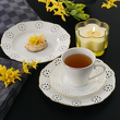 elegancka zastawa porcelanowa do herbaty i deseru z ażurem i złotem