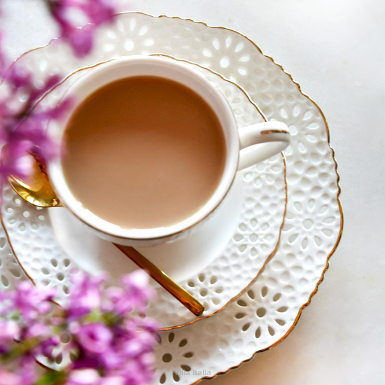 elegancka filiżanka porcelanowa z ażurem i złotem