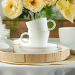 ozdobny porcelanowy zestaw kawowy do eleganckiego stołu