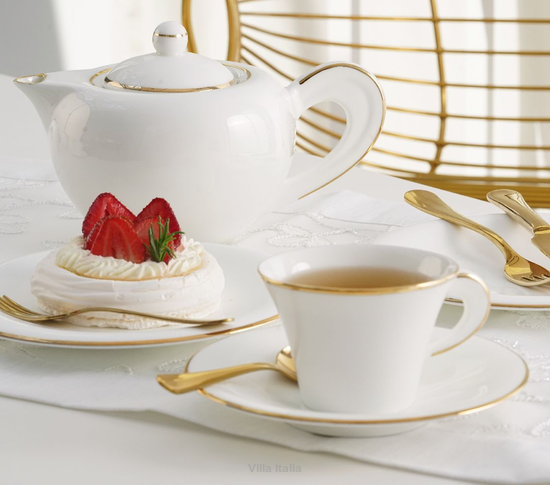 serwis do herbaty porcelanowy ze złotymi dodatkami
