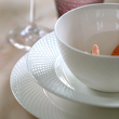 elegancka zastawa stołowa z białej porcelany kostnej