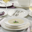 elegancka zastawa obiadowa porcelanowa na stole
