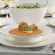 elegancka zastawa obiadowa porcelanowa na stole 
