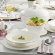 elegancka zastawa stołowa z porcelany na stole