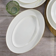 porcelanowy talerz owalny na wędliny ze złotą obwódką 