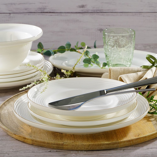 nowoczesna zastawa porcelanowa z wypukłym wzorem prążków i złotą obwódką