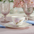 filiżanka ręcznie dekorowana złotem porcelanowa na stole