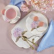elegancka filiżanka ręcznie zdobiona złotem z porcelany z kwiatowym wzorem do jadalni