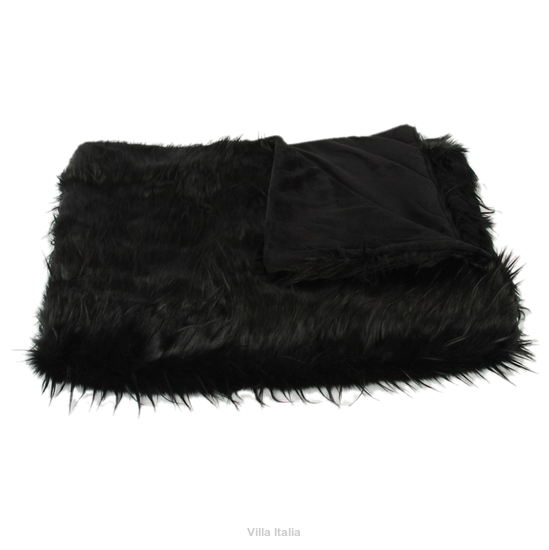 czarny futerkowy pled, narzuta