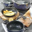 Granatowe garnki i patelnia ceramiczna