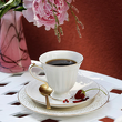 elegancka filiżanka do kawy z porcelany dekorowanej ręcznie linią złota