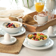 Zestaw śniadaniowy porcelanowy na stole
