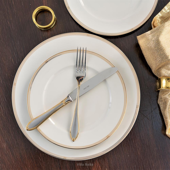 eleganckie talerze i sztućce zdobione zlotem 