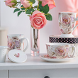 Seria kubków i filiżanek porcelanowych w kwiaty na prezent