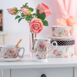 Seria kubków i filiżanek porcelanowych w kwiaty na prezent