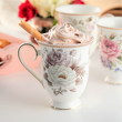 elegancki kubek do herbaty porcelanowy w kwiaty na stół