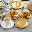 Wyjątkowy serwis porcelanowy dla 6 osób ze złotymi dekoracjami