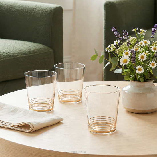 Elegancka szklanka dekorowana złotem