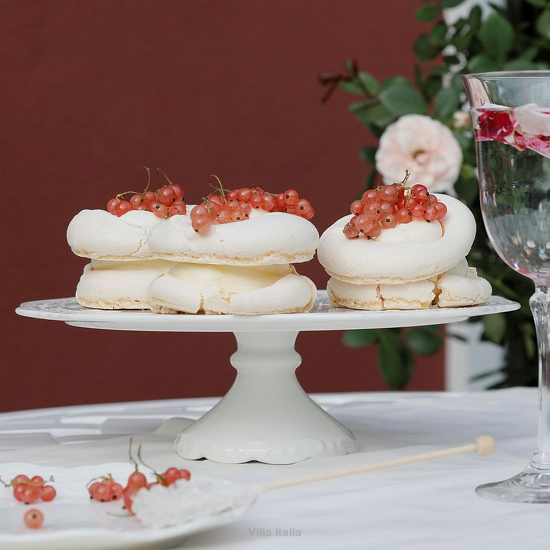 elegancka patera porcelanowa na tort biała z delikatnym reliefem
