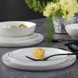 stylowy porcelanowy komplet talerzy dekorowany platyną