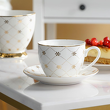 filiżanka porcelanowa ze złotym wzorem