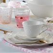 zastawa w kwiaty z porcelany biała