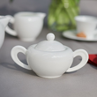 Cukiernica porcelanowa okrągła biała na stole