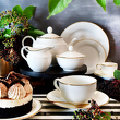 filiżanki do kawy, cukiernica, dzbanek i dzbanuszek na mleko z białej porcelany kostnej ze złotym paskiem