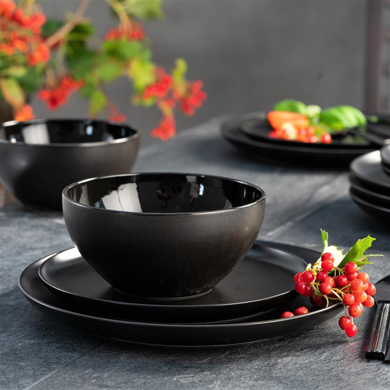 Komplet czarnych talerzy z miseczkami