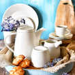 Stylowa kolekcja naczyń ceramicznych do jadalni