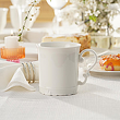 Elegancki kubek z porcelany wzmocnionej na stole 