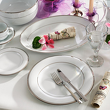 serwis porcelanowy zdobiony platynowymi paskami