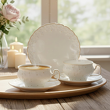filiżanki do kawy i talerzyk deserowy z eleganckiej porcelany ze złotem
