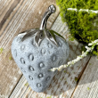Figurka ceramiczna szara truskawka 8 cm FRESA silver 3