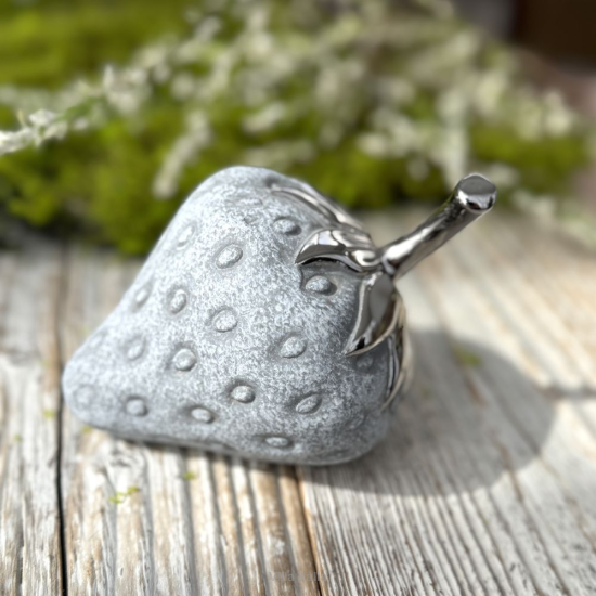 Figurka ceramiczna szara truskawka 8 cm FRESA silver