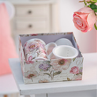 kubek porcelanowy z zaparzaczem i pudełkiem ozdobnym w kwiaty