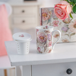 kubek porcelanowy z zaparzaczem i pudełkiem ozdobnym w kwiaty