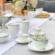 eleganckie naczynia do kawy i herbaty na stole, filiżanki do herbaty, filiżanki do małej kawy espresso, kubki do kawy