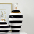 Amfory ceramiczne w paski czarno-białe z kryształowymi uchwytami