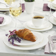 talerze porcelanowe i filiżanka kawy