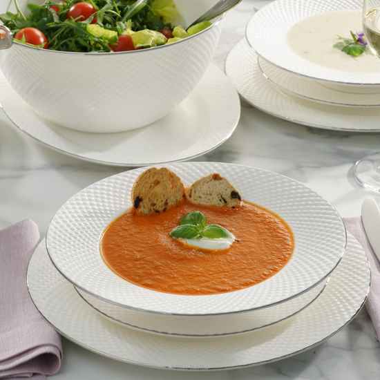 elegancki serwis obiadowy na stole