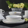 stylowy zestaw talerzy z białej porcelany dekorowany platyną 