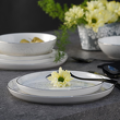 luksusowy zestaw talerzy z białej porcelany dekorowany platyną 